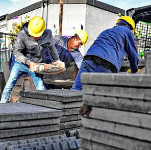 Trabalhadores movimentando materiais de construção