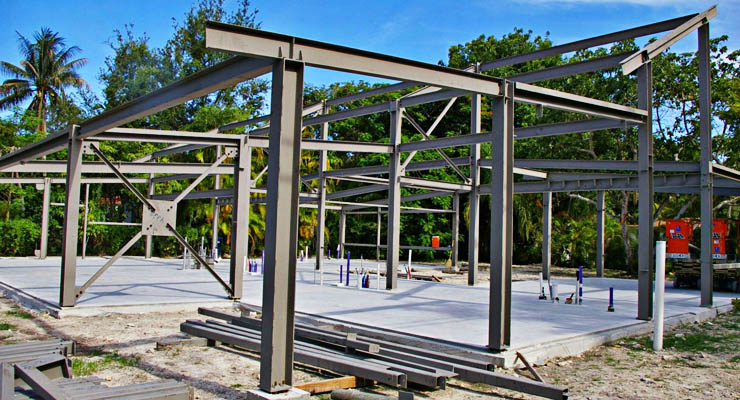 Estrutura montada parcialmente de uma casa feita com steel framing