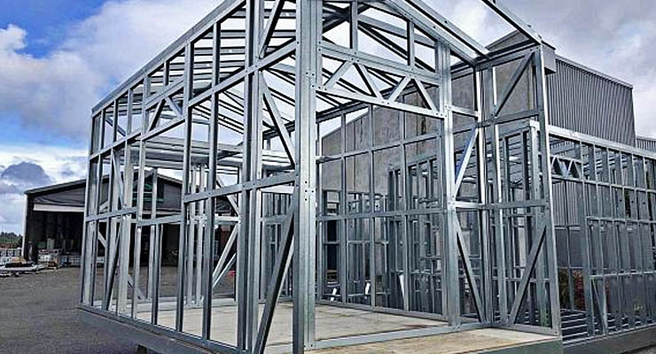 Estrutura de uma casa prefabricada de steel framing em uma fábrica