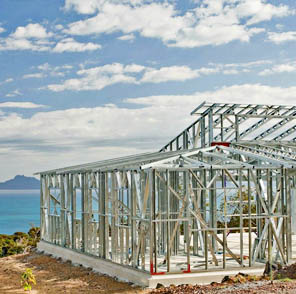 Estrutura de uma casa de steel framing frente ao mar