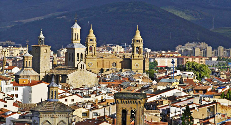 Ciudad de Pamplona y las montañas detrás